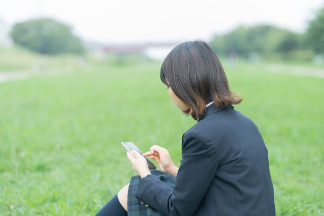 スマホを触る女子高校生の少女