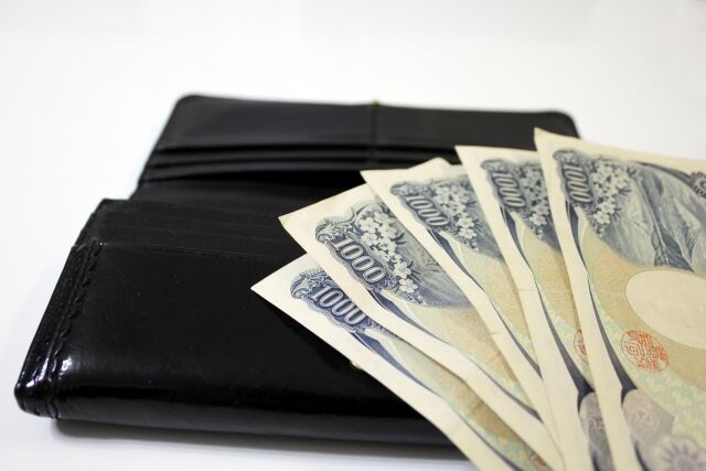 財布と5千円（千円札5枚）