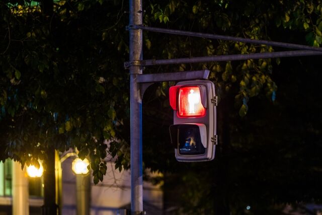 夜の歩行者用の信号機