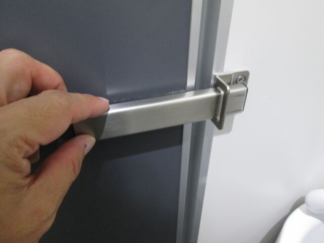 個室トイレの鍵を閉める男の手