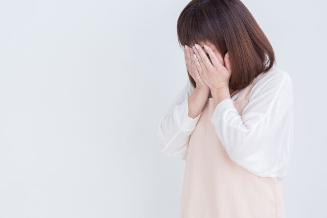 泣く介護職女性