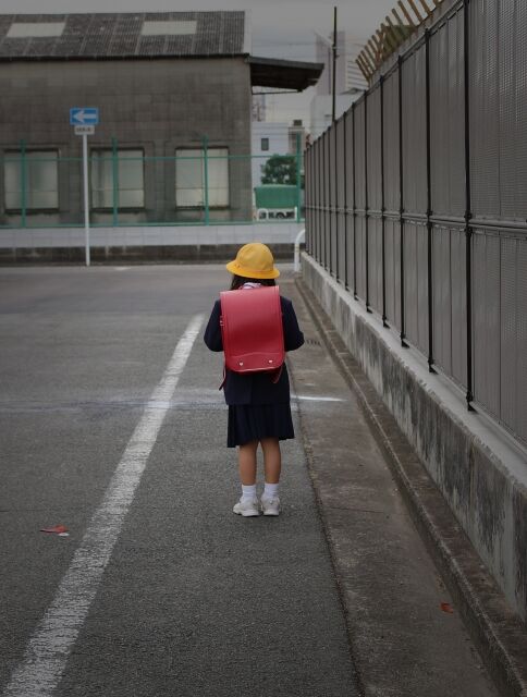 下校中の小学生の女の子の後姿