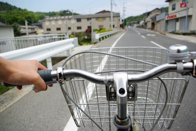 自転車に乗る男性
