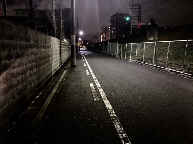 住宅街深夜フェンス