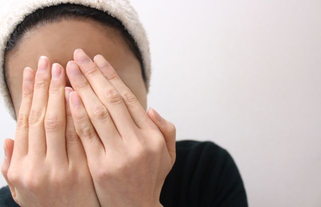 化粧水を塗る女性