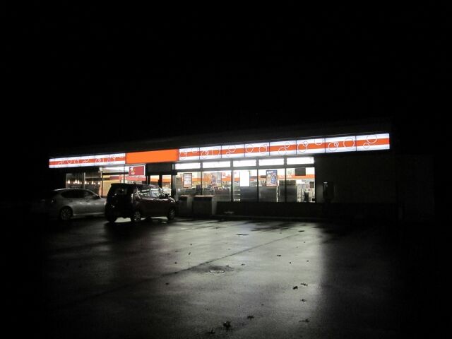 夜のコンビニ