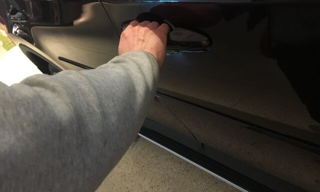 車を開けようとする男