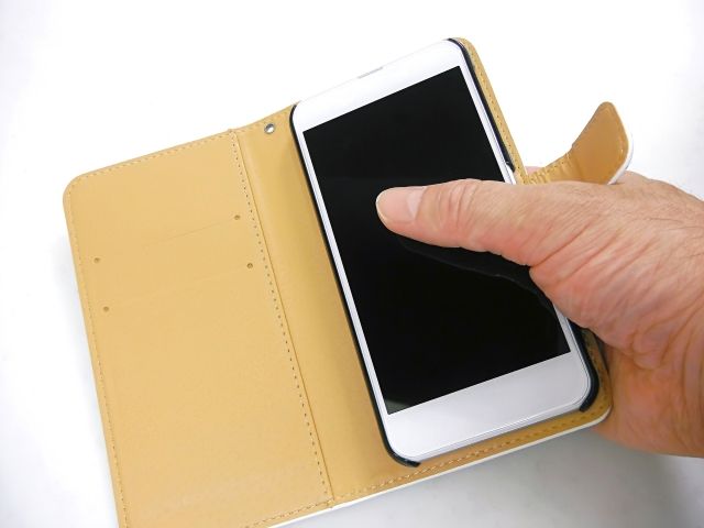 スマホを持つ男性の手