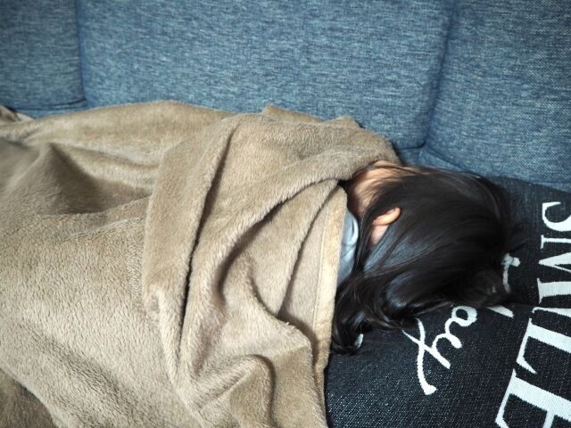 昼寝する女の子