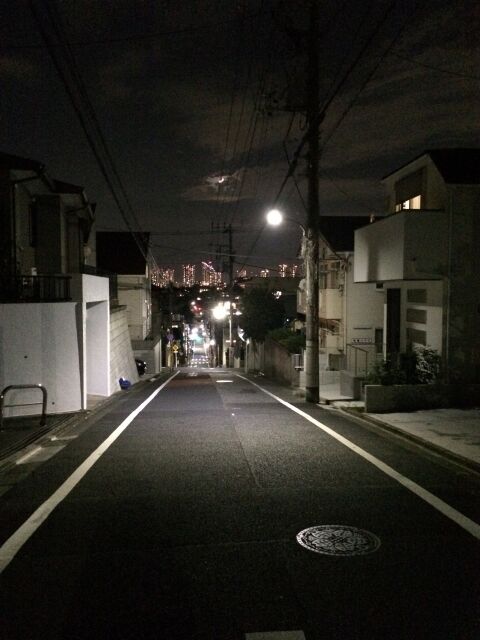 夜の住宅街の路上