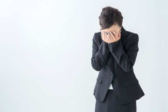 泣いている会社員女性