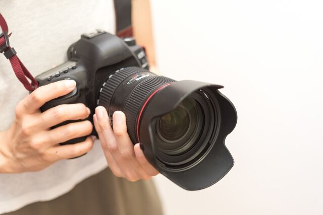カメラを持つ男性