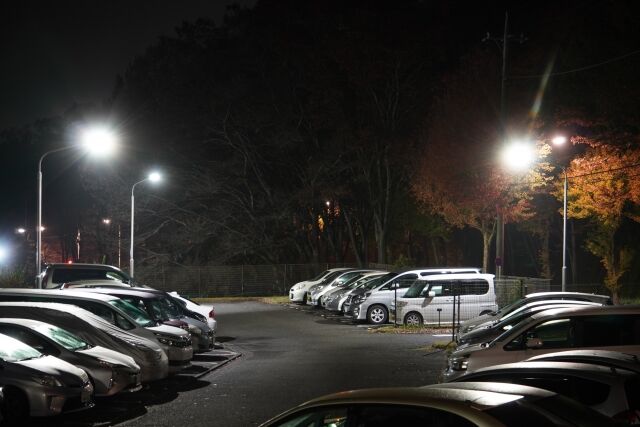 駐車場で駐車中の車