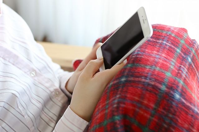 スマホを触る少女