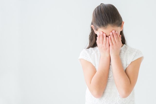 私服姿で泣く女子中学生の少女