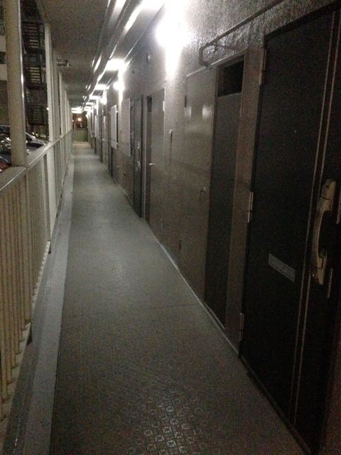夜のアパートの廊下