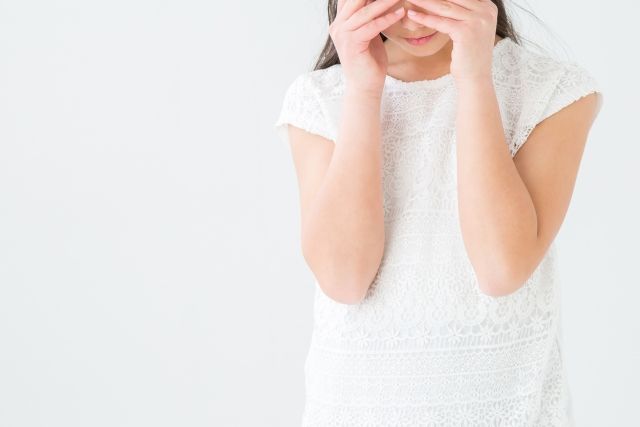 顔を手で覆い落ち込む少女