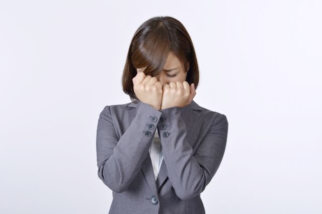 泣く会社員の女性