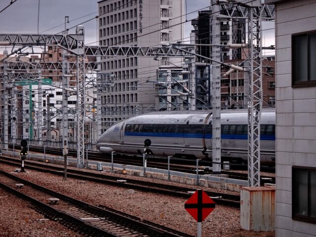 JR博多駅の新幹線と線路