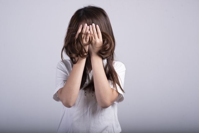 泣いている女性