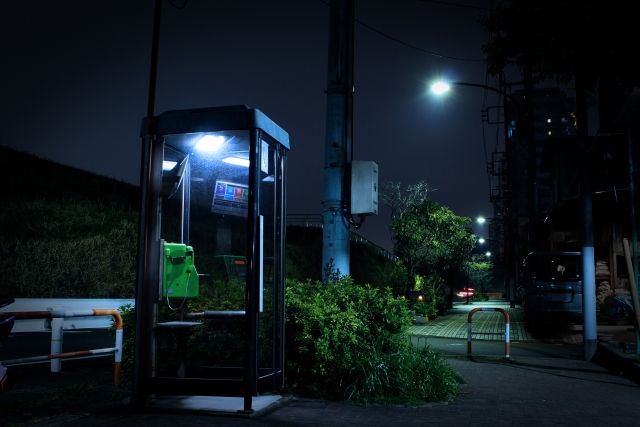 電話ボックスがある暗い道