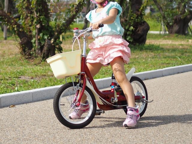 自転車に乗る子供の女の子
