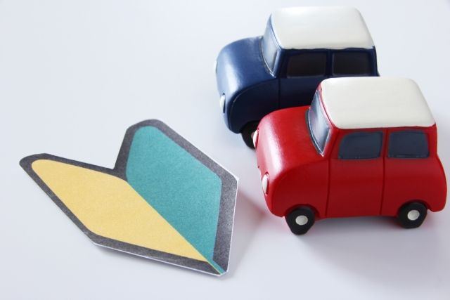 初心者マークと車