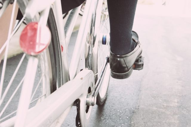 自転車に乗る女子高生の足