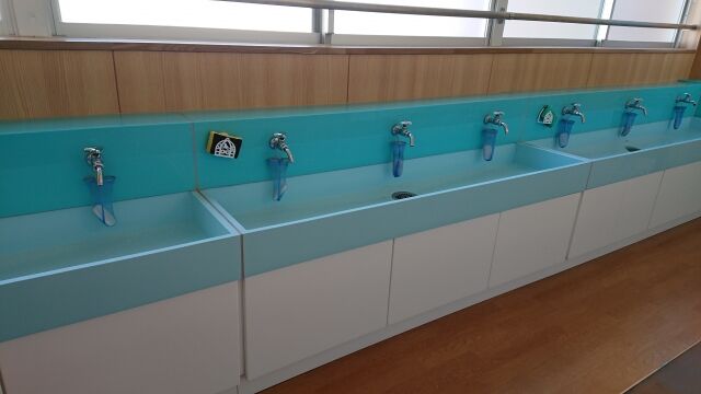 幼児トイレの前にあるたくさんの水道