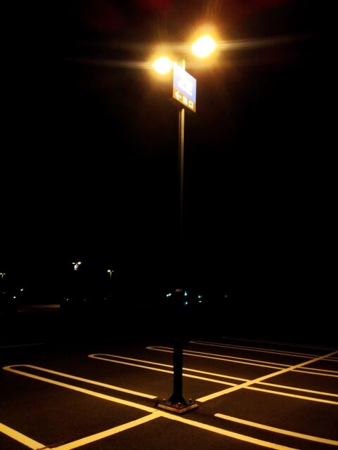 夜の暗い駐車場
