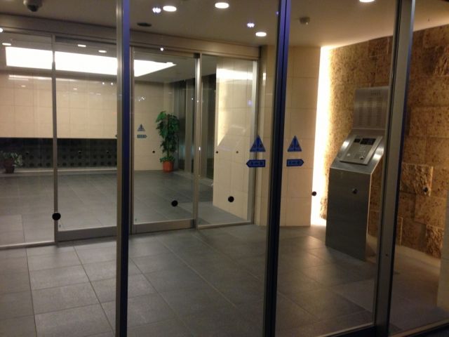 マンション敷地内のオートロック玄関