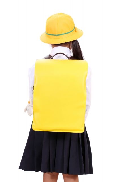 ランドセルを背負った小学生の女の子