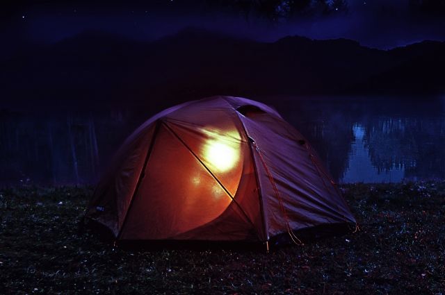 キャンプでの夜のテント
