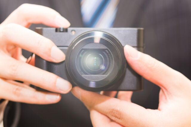 カメラを持つ男性