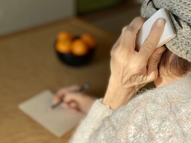 電話をする高齢女性