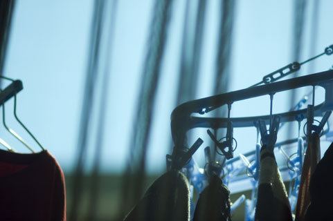 洗濯物が干された部屋