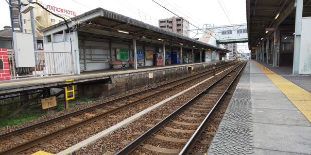 人がいない駅ホーム