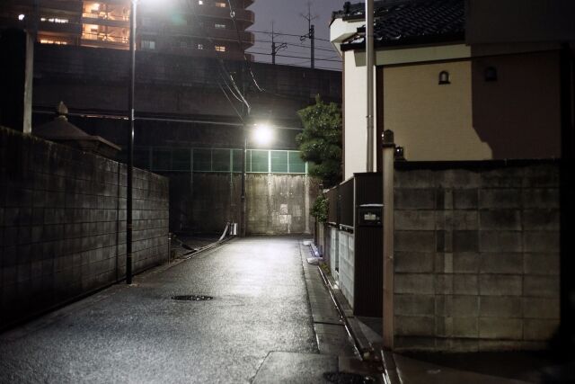 街頭のある夜の道