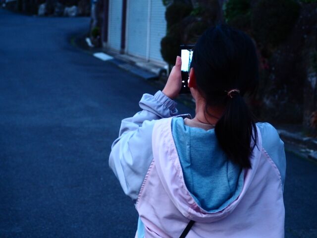 スマホを使う少女