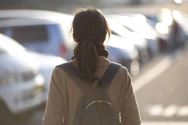 駐車場にいる女性