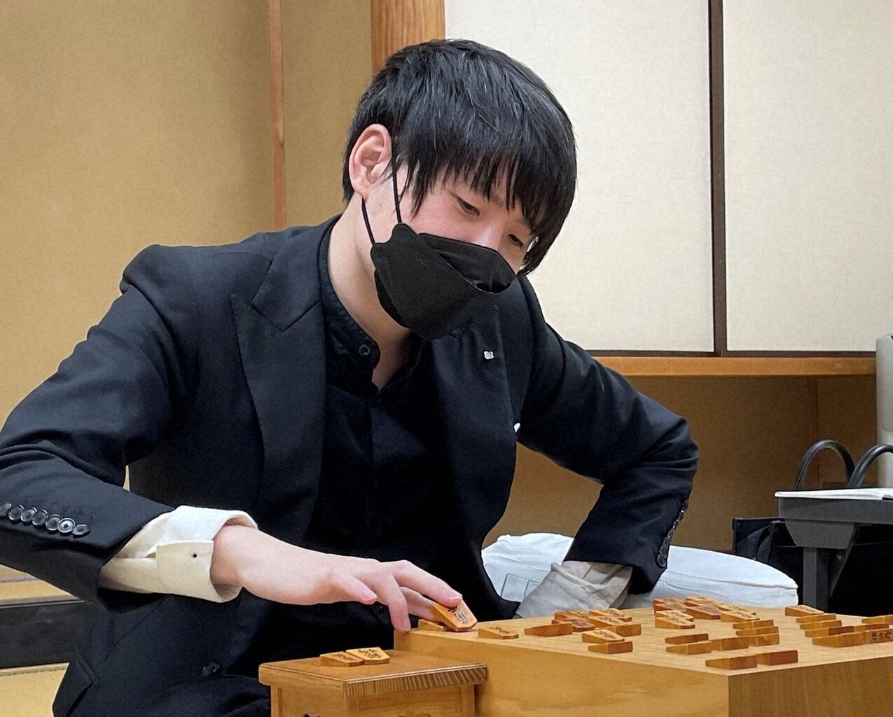 釈然としない!!!...佐藤天彦九段、マスク不着用で反則負け 将棋名人戦・A級順位戦 : 政治まとめーる