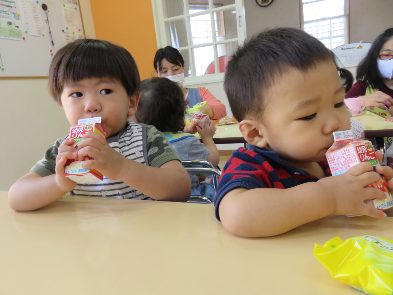 おやつシリーズ りんごジュース エンゼル保育室のブログ