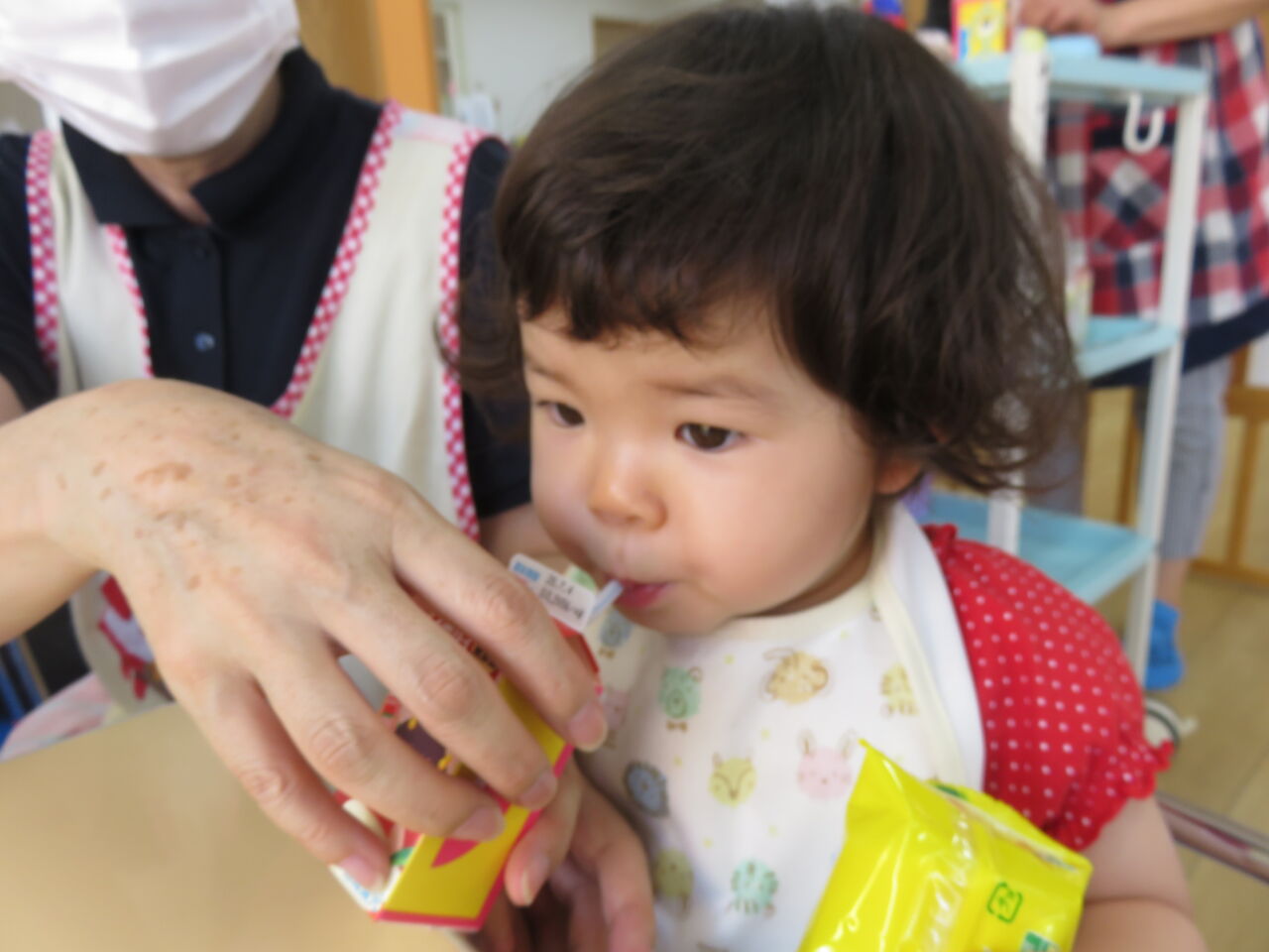 おやつシリーズ りんごジュース エンゼル保育室のブログ