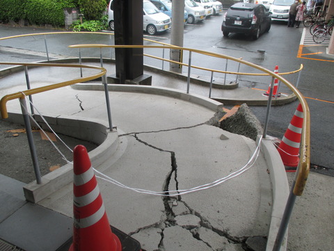 南棟前車椅子用通路3