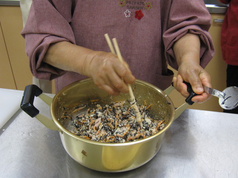 ひじきサラダ作成中
