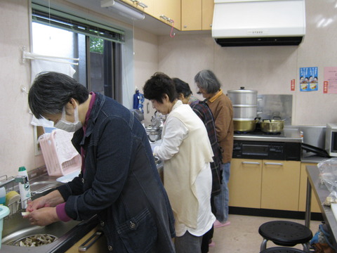 まずは、材料洗いから