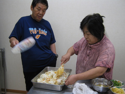 団扇で酢飯を作ります