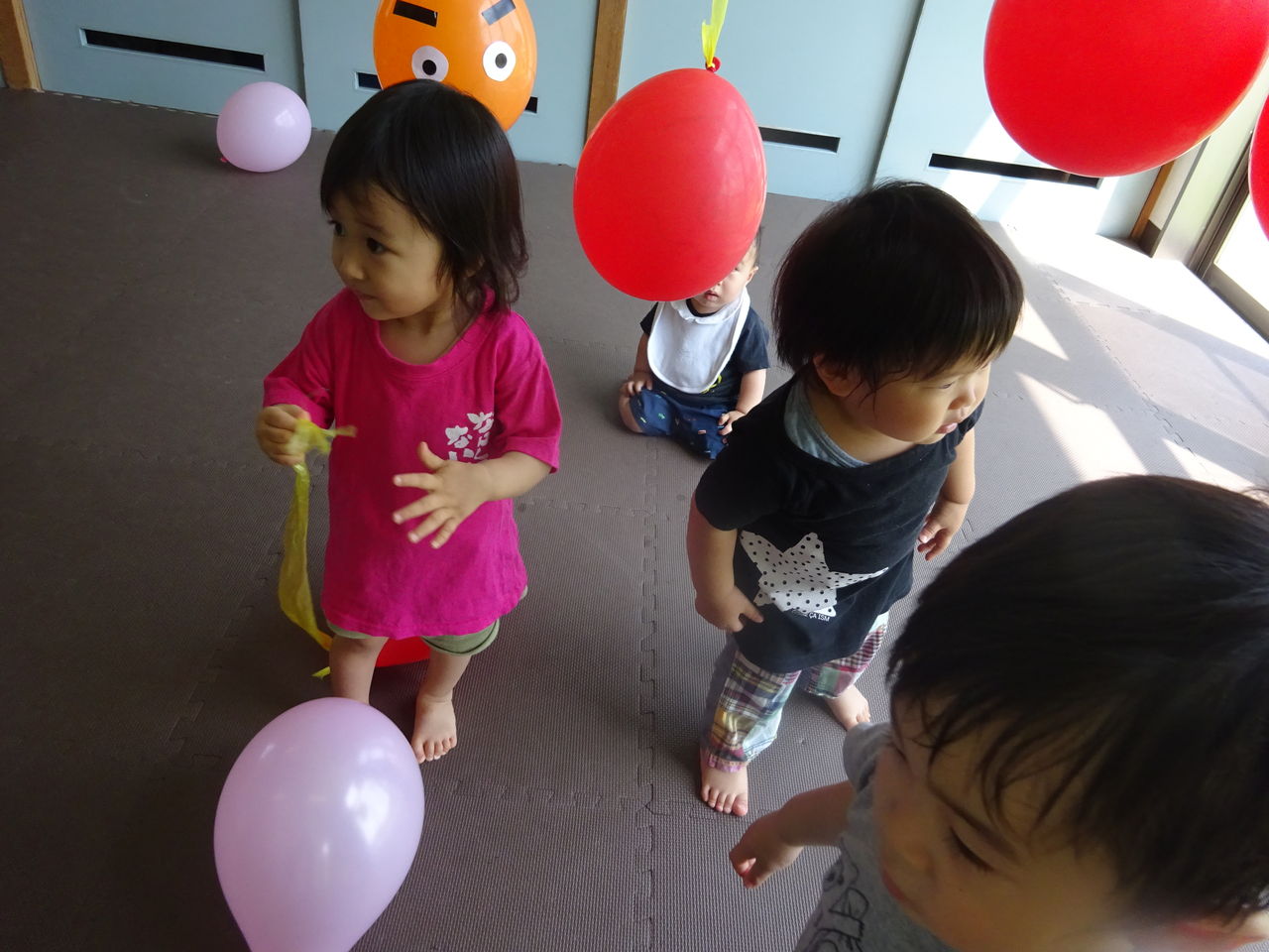 風船あそび 成仁としま保育園の一日 風船あそび 成仁としま保育園の一日
