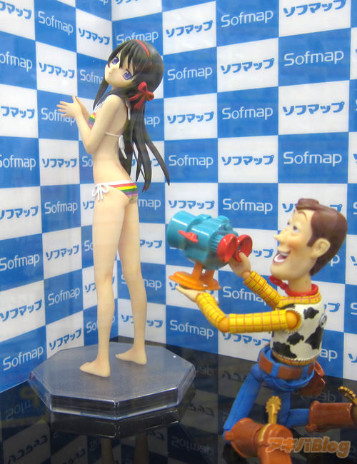 ソフマップ 伝説の立ちポーズをキメろッッ ソフマップのアレを再現できるフィギュアケースが公式発売 画像あり 世界一速報 ソフマップ 伝説の立ちポーズをキメろッッ ソフマップのアレを再現できるフィギュアケースが公式発売 画像あり 世界一速報