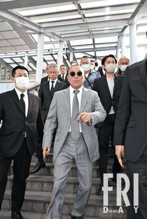 新たな若頭と電撃訪問…六代目山口組・司忍組長が最高幹部を引き連れ「昼間の新横浜駅」に現れたワケ : 生活の柄
